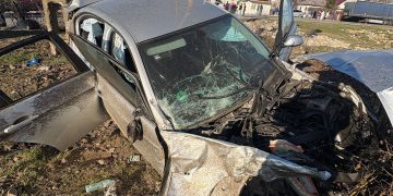 Impact violent în Dâmbovița! Tren de călători spulberă un autoturism la Voia – elicopter SMURD trimis de urgență