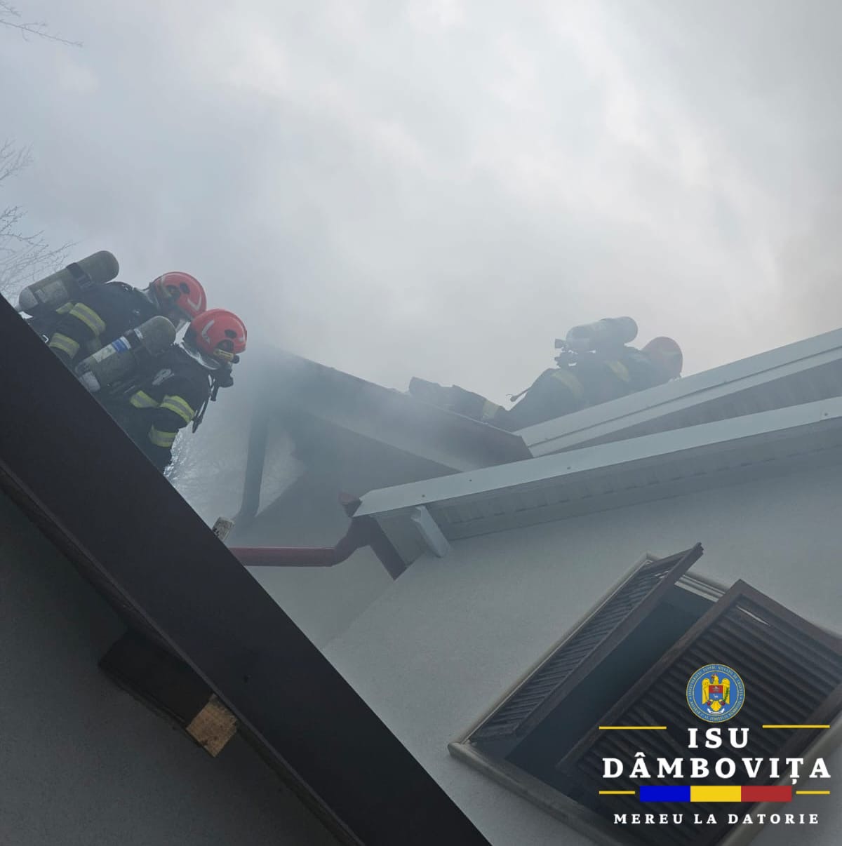 Incendiu puternic la o locuință din Valea Voievozilor: intervenție de trei ore a pompierilor din Târgoviște