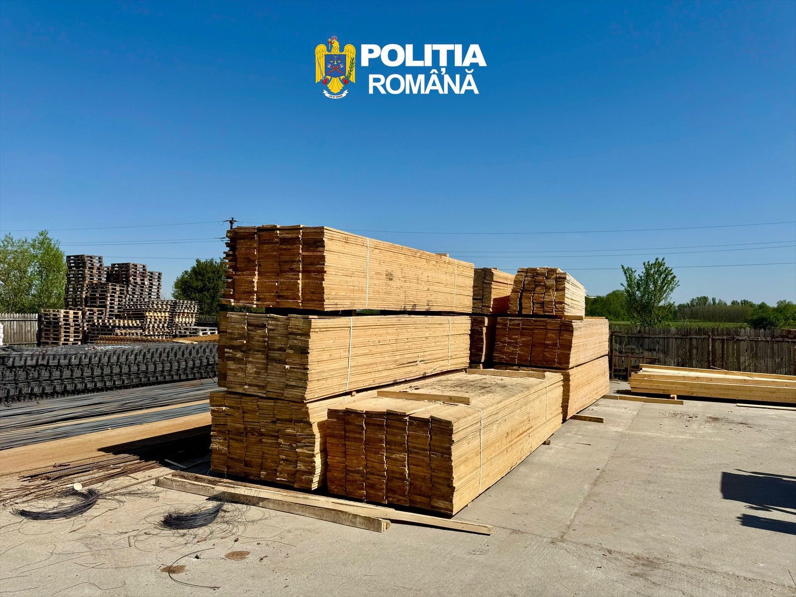 SCANDAL CU LEMNE LA ODOBEȘTI! Camion ticsit cu material ilegal, DEPISTAT în plină descărcare după un apel la 112!