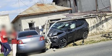 Incident rutier spectaculos la Ulmi: Un șofer de 60 de ani a dărâmat un stâlp și a rupt o conductă de gaze pe DN 71