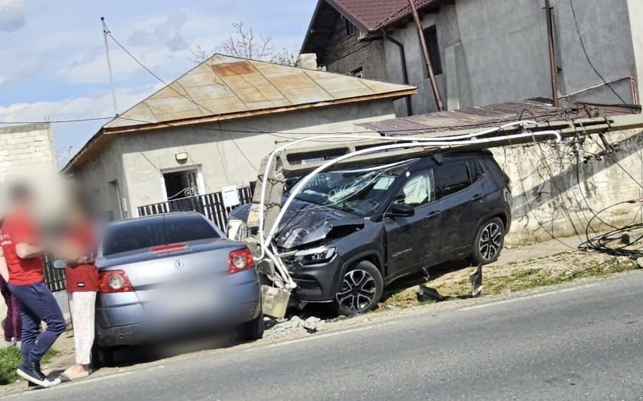 Incident rutier spectaculos la Ulmi: Un șofer de 60 de ani a dărâmat un stâlp și a rupt o conductă de gaze pe DN 71