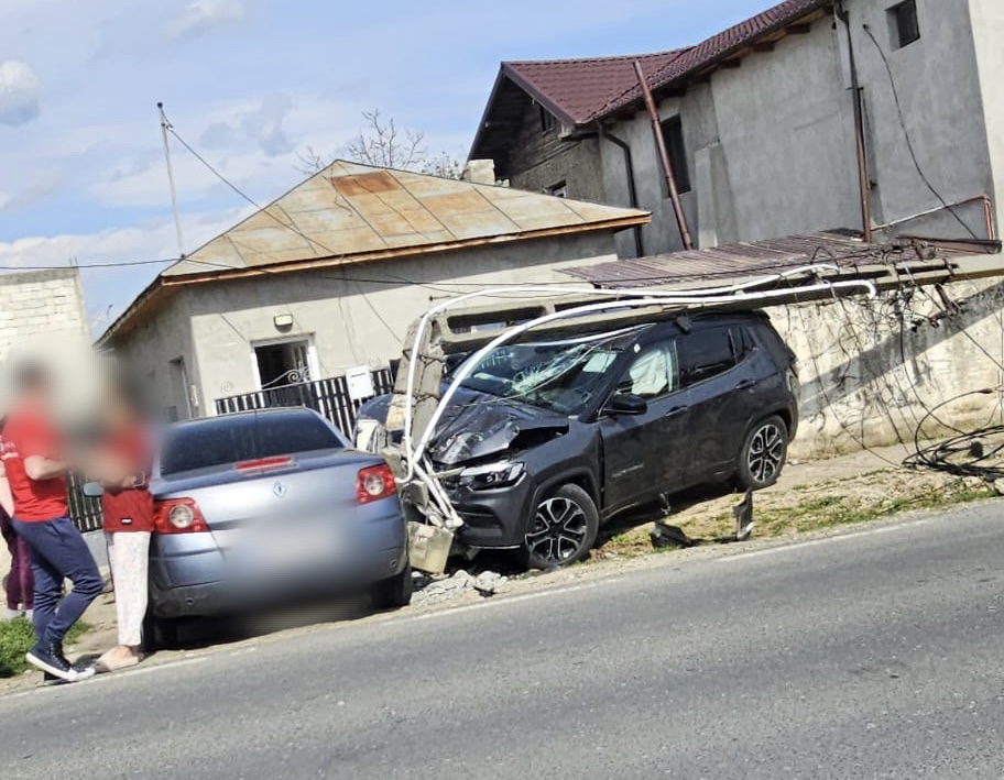 Incident rutier spectaculos la Ulmi: Un șofer de 60 de ani a dărâmat un stâlp și a rupt o conductă de gaze pe DN 71