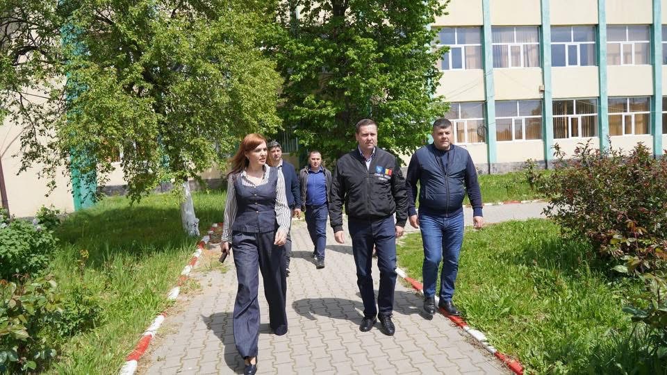 Investiții record în Titu: Peste 36 de milioane de lei pentru drumuri și sport. Corneliu Ștefan, vizită de lucru alături de primarul Laurențiu Costache