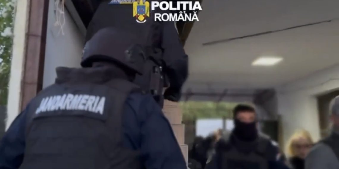 18 MANDATE DE PERCHEZIȚIE DOMICILIARĂ PUSE ÎN APLICARE DE POLIȚIȘTI ÎNTR-UN DOSAR DE PROXENETISM, ȘANTAJ, CAMĂTĂ ȘI ULTRAJ CONTRA BUNELOR MORAVURI