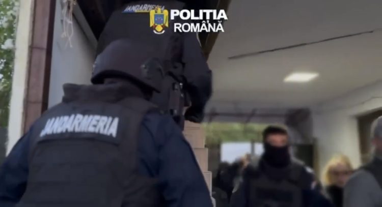 18 MANDATE DE PERCHEZIȚIE DOMICILIARĂ PUSE ÎN APLICARE DE POLIȚIȘTI ÎNTR-UN DOSAR DE PROXENETISM, ȘANTAJ, CAMĂTĂ ȘI ULTRAJ CONTRA BUNELOR MORAVURI