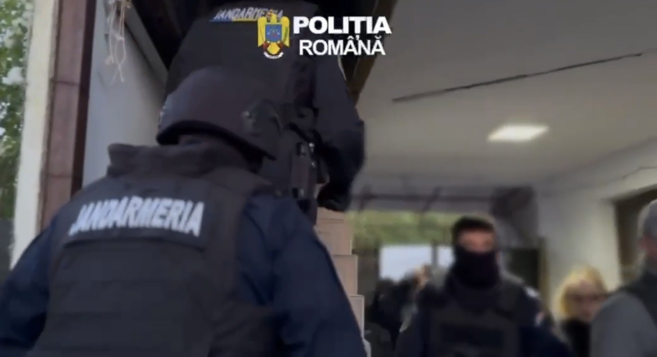 18 MANDATE DE PERCHEZIȚIE DOMICILIARĂ PUSE ÎN APLICARE DE POLIȚIȘTI ÎNTR-UN DOSAR DE PROXENETISM, ȘANTAJ, CAMĂTĂ ȘI ULTRAJ CONTRA BUNELOR MORAVURI