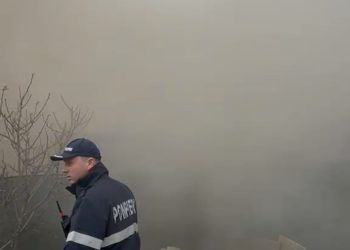 Incendiu de amploare în Crevedia: Două case și un garaj cuprinse de flăcări; intervin forțe din Dâmbovița și București-Ilfov