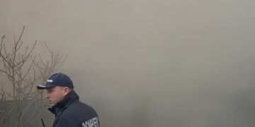Incendiu de amploare în Crevedia: Două case și un garaj cuprinse de flăcări; intervin forțe din Dâmbovița și București-Ilfov
