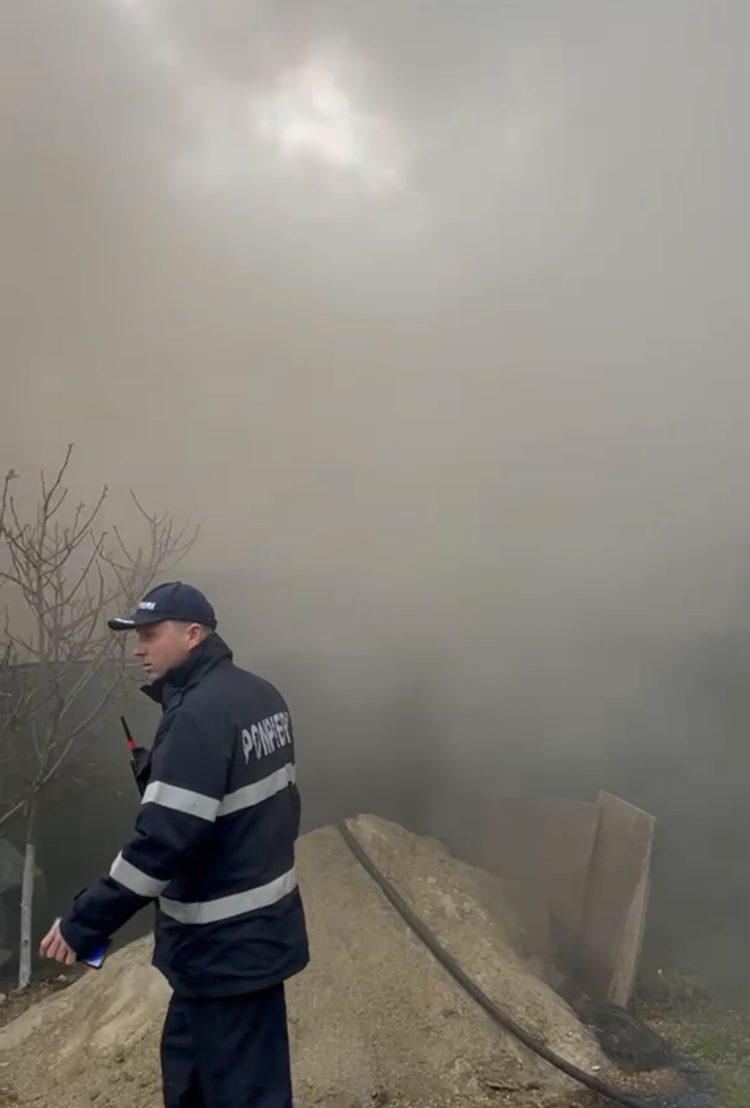 Incendiu de amploare în Crevedia: Două case și un garaj cuprinse de flăcări; intervin forțe din Dâmbovița și București-Ilfov