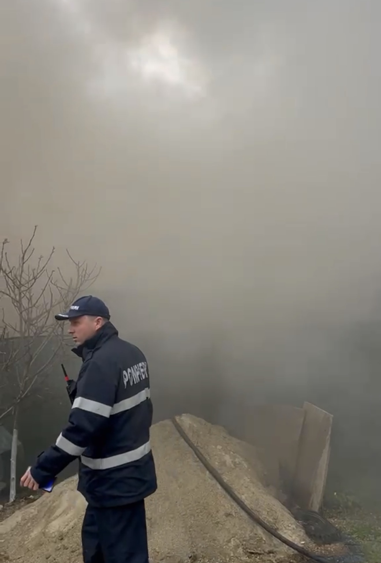 Incendiu de amploare în Crevedia: Două case și un garaj cuprinse de flăcări; intervin forțe din Dâmbovița și București-Ilfov