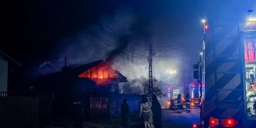 INCENDIU VIOLENT LA MORTENI: Casă de 200 mp mistuită de flăcări la primele ore ale dimineții. Pompierii din Găești au intervenit cu patru autospeciale