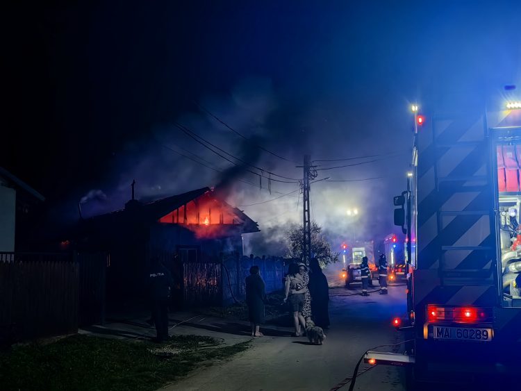 INCENDIU VIOLENT LA MORTENI: Casă de 200 mp mistuită de flăcări la primele ore ale dimineții. Pompierii din Găești au intervenit cu patru autospeciale