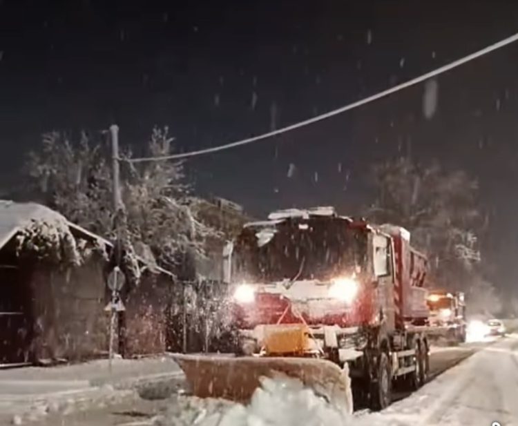 Dispozitiv extins de intervenție în Târgoviște, după ninsorile abundente din timpul nopții