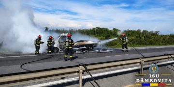 Autostrada A1 blocată la km 67! Incendiu violent la o autoutilitară, pompierii din Găești intervin de urgență