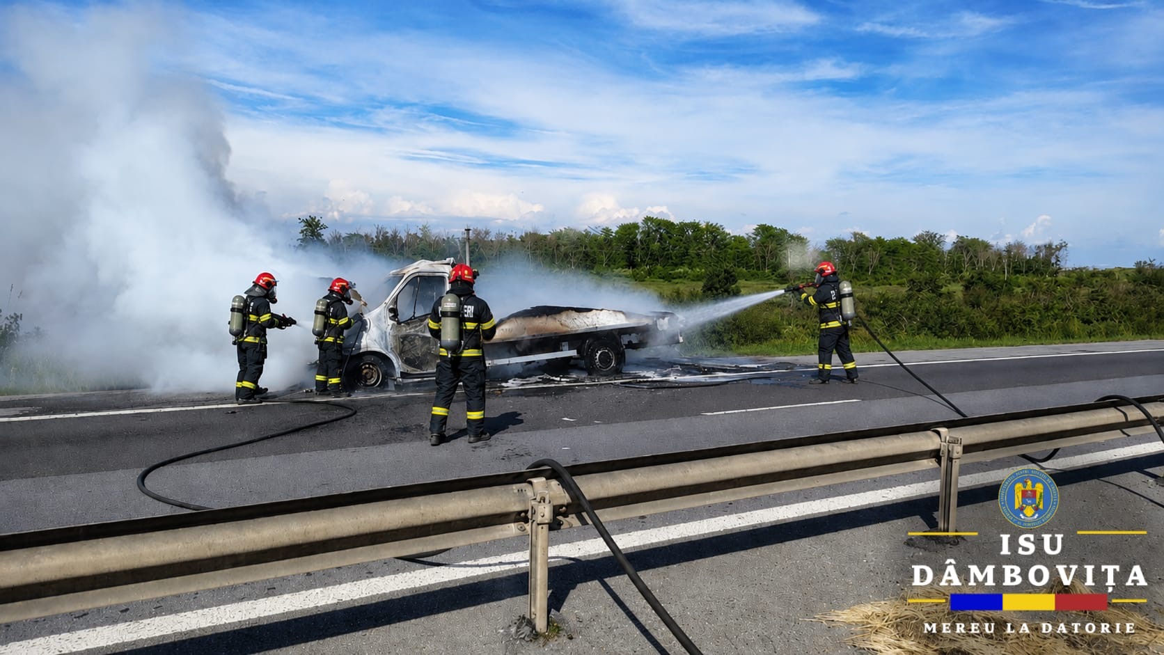 Autostrada A1 blocată la km 67! Incendiu violent la o autoutilitară, pompierii din Găești intervin de urgență