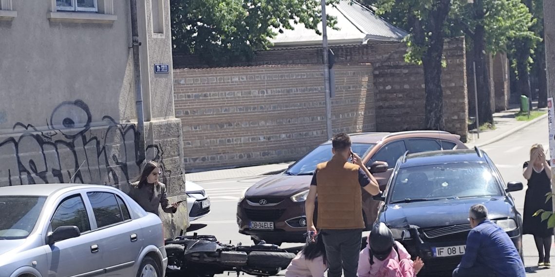 Accident pe Calea Domnească din Târgoviște: O motociclistă de 21 de ani a ajuns la spital după ce a fost lovită de o mașină