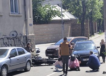 Accident pe Calea Domnească din Târgoviște: O motociclistă de 21 de ani a ajuns la spital după ce a fost lovită de o mașină