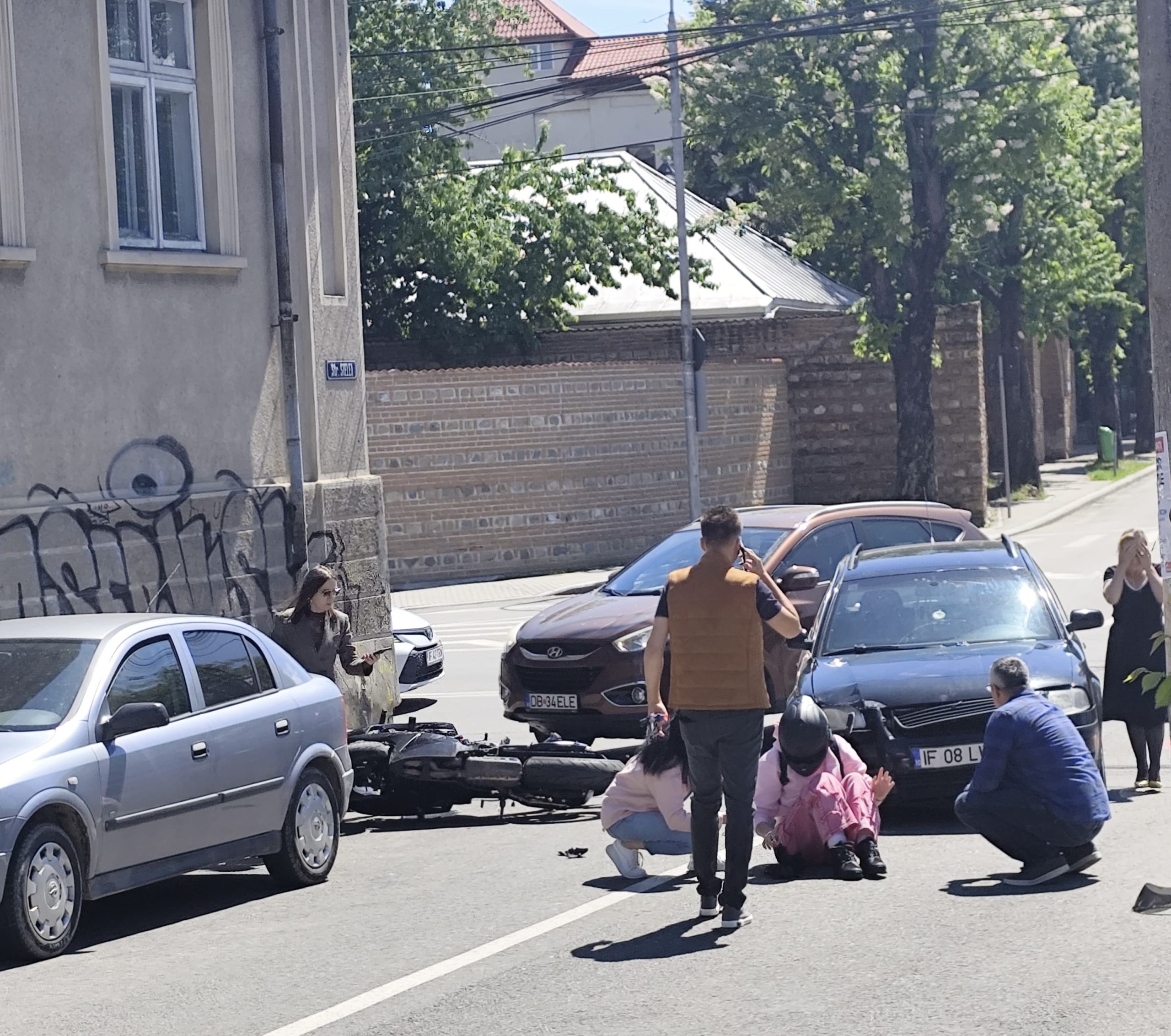 Accident pe Calea Domnească din Târgoviște: O motociclistă de 21 de ani a ajuns la spital după ce a fost lovită de o mașină