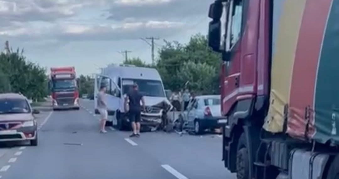 Planul Roșu activat după un accident între un microbuz și un autoturism la Cornești. O victimă, preluată de elicopterul SMURD
