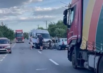 Planul Roșu activat după un accident între un microbuz și un autoturism la Cornești. O victimă, preluată de elicopterul SMURD