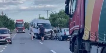Planul Roșu activat după un accident între un microbuz și un autoturism la Cornești. O victimă, preluată de elicopterul SMURD