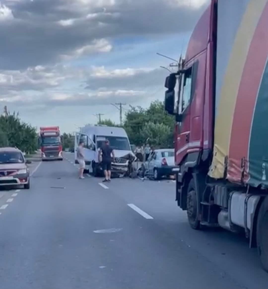 Planul Roșu activat după un accident între un microbuz și un autoturism la Cornești. O victimă, preluată de elicopterul SMURD