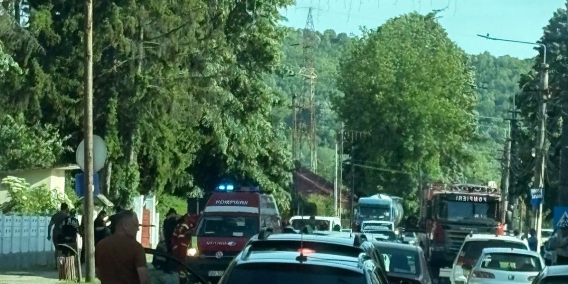Accident grav pe DN 71, la Pucioasa: cinci persoane, între care doi minori, au ajuns la spital