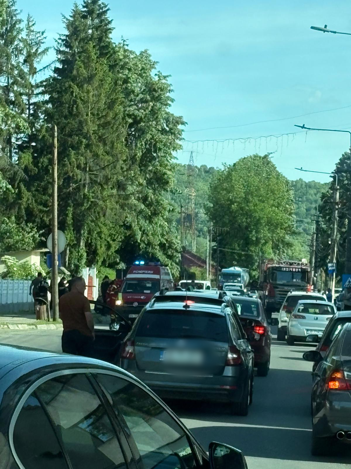 Accident grav pe DN 71, la Pucioasa: cinci persoane, între care doi minori, au ajuns la spital