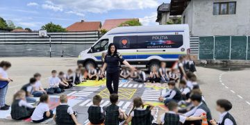 Săptămâna Națională a Siguranței Rutiere: Laboratorul mobil al poliției și lecții interactive pentru elevii din Pucioasa