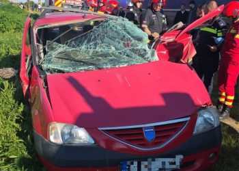 Accident feroviar grav în Găești. Autoturism spulberat de tren, o persoană extrasă inconștientă dintre fiare