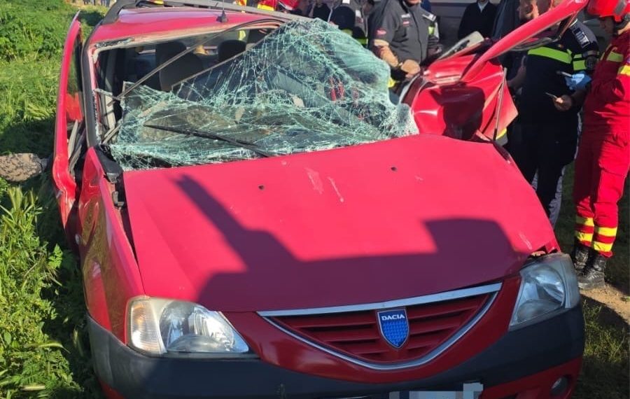 Accident feroviar grav în Găești. Autoturism spulberat de tren, o persoană extrasă inconștientă dintre fiare