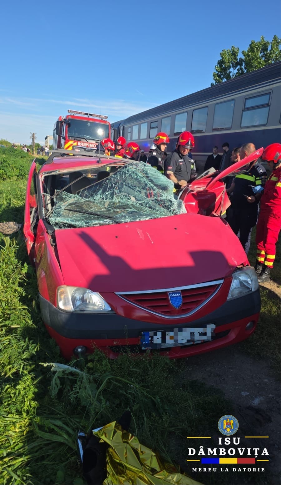 Accident feroviar grav în Găești. Autoturism spulberat de tren, o persoană extrasă inconștientă dintre fiare