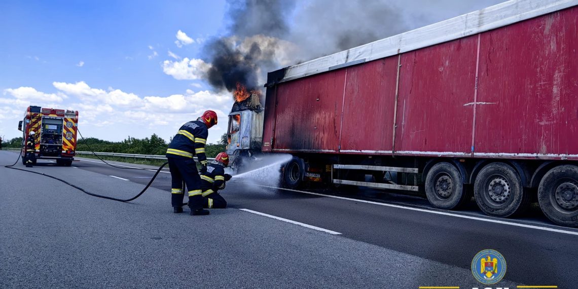 Autocamion în flăcări pe A1, la km 80: traficul spre Pitești este blocat