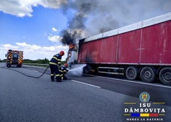 Autocamion în flăcări pe A1, la km 80: traficul spre Pitești este blocat