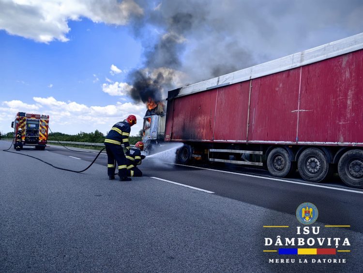 Autocamion în flăcări pe A1, la km 80: traficul spre Pitești este blocat