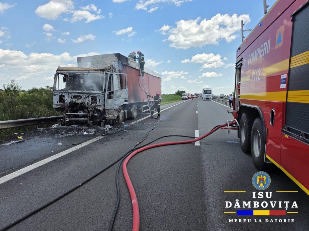 Autocamion în flăcări pe A1, la km 80: traficul spre Pitești este blocat