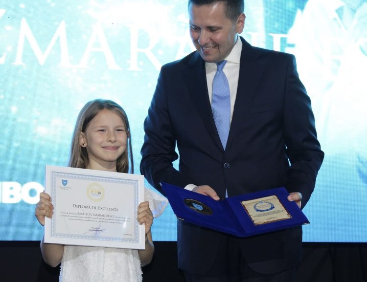 Matilda Zmărăndescu, la doar 8 ani, printre laureații Galei Excelenței din Dâmbovița