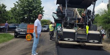 Primarul comunei Crângurile, Costin Barbu: A fost turnat primul strat de asfalt pe tronsonul dintre DN7 și Valea Mare