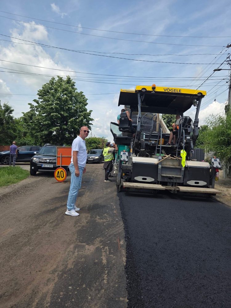 Primarul comunei Crângurile, Costin Barbu: A fost turnat primul strat de asfalt pe tronsonul dintre DN7 și Valea Mare