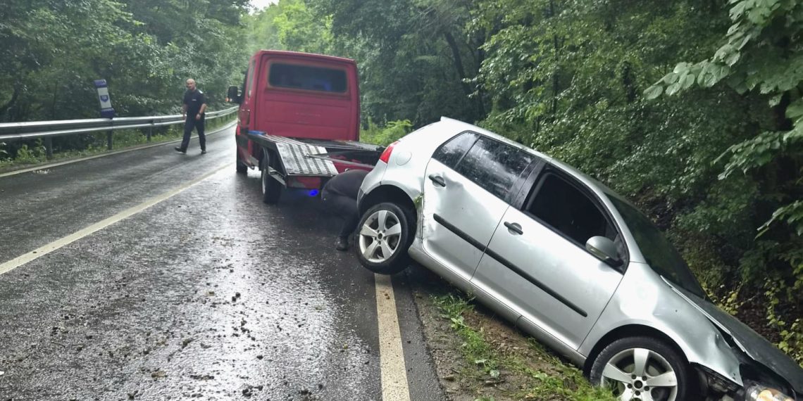 Mașină răsturnată în șanț la ieșirea din Moreni. Jandarmii dâmbovițeni au intervenit de urgență