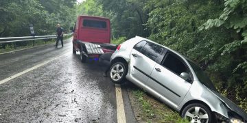 Mașină răsturnată în șanț la ieșirea din Moreni. Jandarmii dâmbovițeni au intervenit de urgență