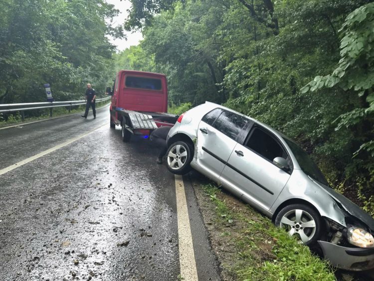 Mașină răsturnată în șanț la ieșirea din Moreni. Jandarmii dâmbovițeni au intervenit de urgență
