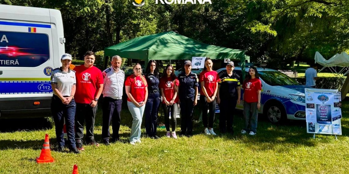 Polițiștii dâmbovițeni, lecții de siguranță pentru cei mici la „Orășelul Copiilor”
