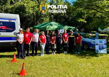 Polițiștii dâmbovițeni, lecții de siguranță pentru cei mici la „Orășelul Copiilor”