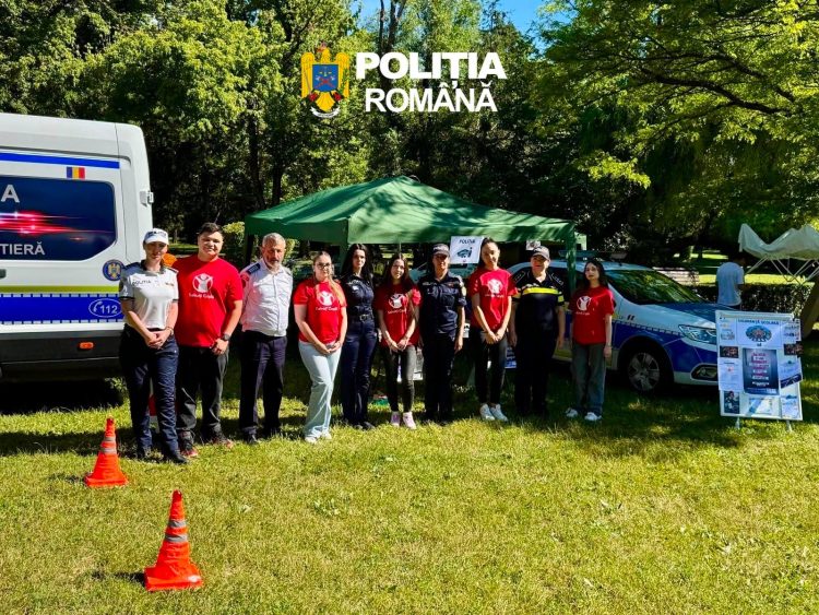 Polițiștii dâmbovițeni, lecții de siguranță pentru cei mici la „Orășelul Copiilor”