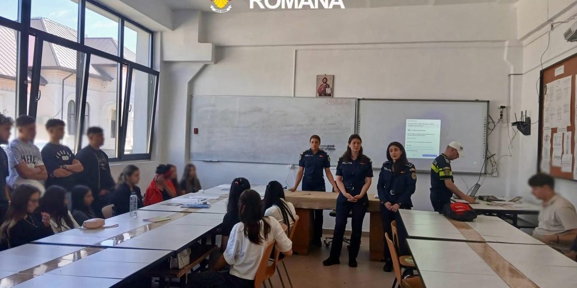 Acțiune de amploare a polițiștilor în școlile din Găești: Sute de elevi instruiți și amenzi pentru fumat
