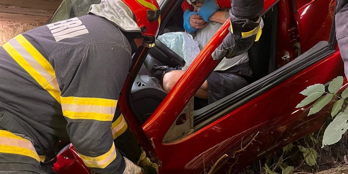 Accident la Hulubești: Un șofer de 79 de ani a ajuns cu mașina în albia unui pârâu
