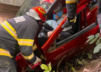 Accident la Hulubești: Un șofer de 79 de ani a ajuns cu mașina în albia unui pârâu