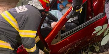 Accident la Hulubești: Un șofer de 79 de ani a ajuns cu mașina în albia unui pârâu