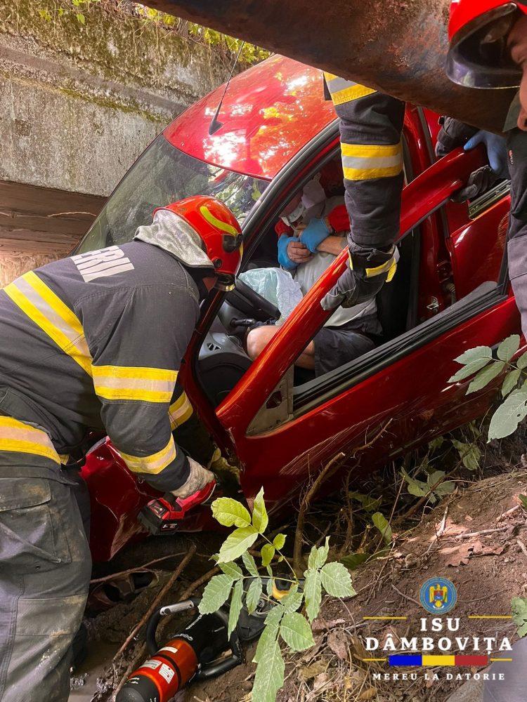 Accident la Hulubești: Un șofer de 79 de ani a ajuns cu mașina în albia unui pârâu